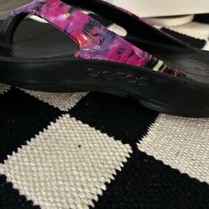 OOFOS Women's Black Sandals with Vibrant Multicolor Strap